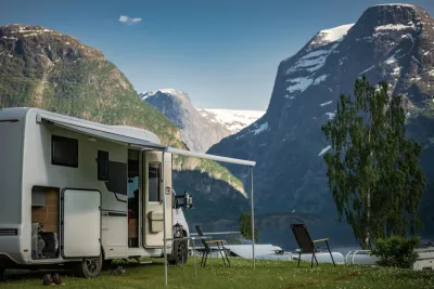 Camper geparkeerd voor een schilderachtig landschap