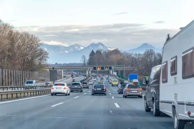 Snelweglandschap met veel auto's voor de bergen