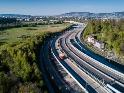 Høj vinkel udsigt over bybilledet mod himlen