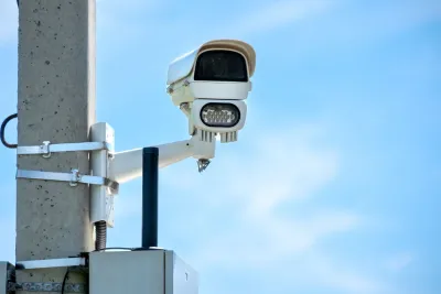 Polizeiradar zur Messung der Geschwindigkeit vorbeifahrender Fahrzeuge steht auf der Autobahn