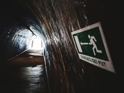 Nahaufnahme eines Informationsschilds in einem kleinen Tunnel