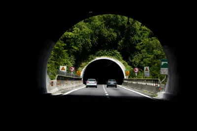 Biler kører ind i tunnel