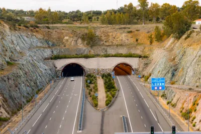 Vedere din unghi înalt a două tuneluri unul lângă altul