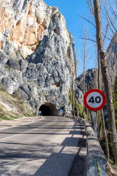 Segnale stradale su roccia contro il cielo