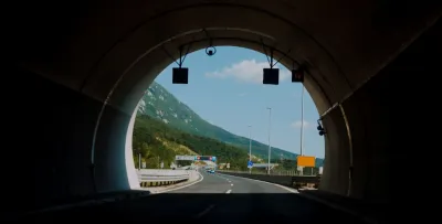 Fahren durch einen dunklen Tunnel auf einer Bergautobahn