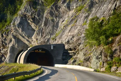 Tunnel, der durch einen Berg führt