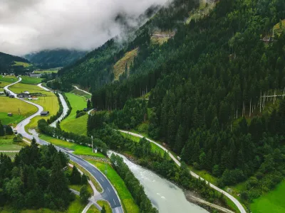 Luftaufnahme der Straße zwischen Bäumen in der Schweiz