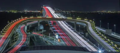 Hoekzicht op verlichte brug 's nachts