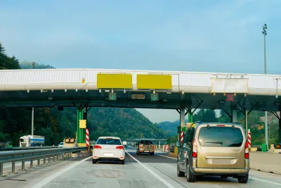 Auto al casello autostradale con cartelli vuoti sulla strada in Svizzera e-vignetta