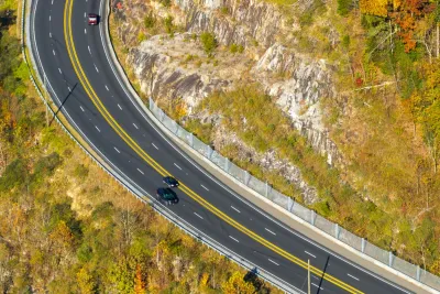 Autostrada a pedaggio con traffico di auto in rapido movimento