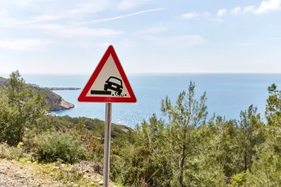 Segnale sulla strada terre pericolose